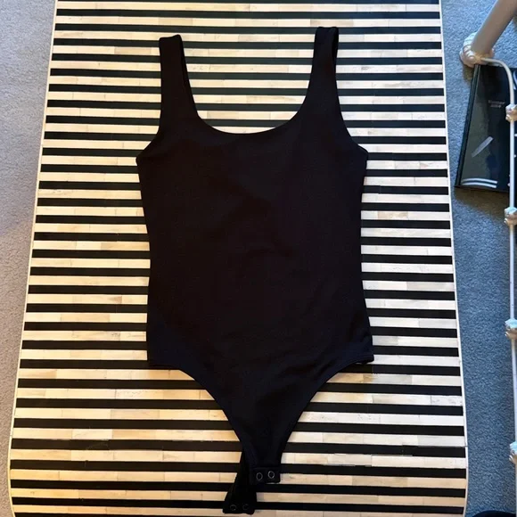 Express body contour scoop neck body suit. Black. - Picture 1 of 2
